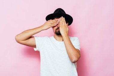 Erkekler gözlerini onun elleriyle kapatır.