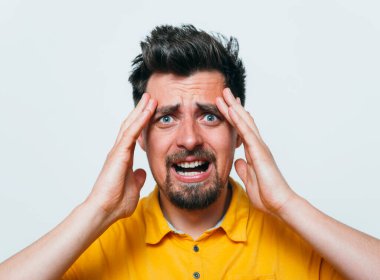 Fotoğraf arkaplanında poz veren adam