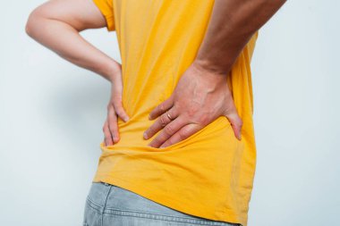 Fotoğraf arkaplanında poz veren adam