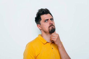 Fotoğraf arkaplanında poz veren adam