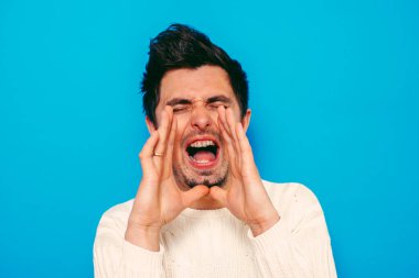 Fotoğraf arkaplanında poz veren adam