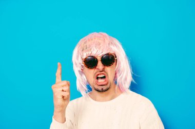 Gözlüklü ve peruklu komik inek..