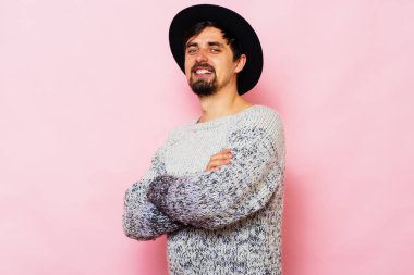 Kollarını kavuşturmuş bir adamın portresi.