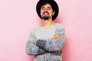 Kollarını kavuşturmuş bir adamın portresi.