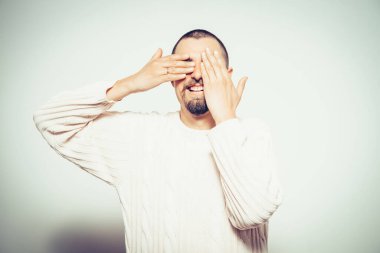 Erkekler gözlerini onun elleriyle kapatır.