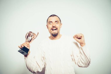 Altın kadehli bir adam