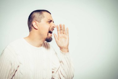 Stüdyoda poz veren adam