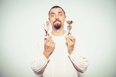 Altın kadehli bir adam