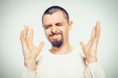 Adam ellerini havaya kaldırıyor.