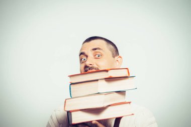 Elinde kitap olan adam.