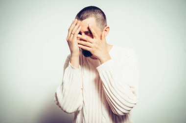 Parmaklarından İzle.