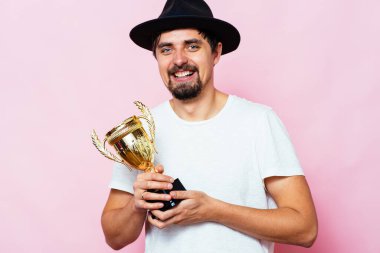 Altın kadehli bir adam