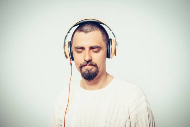 Stüdyoda poz veren adam