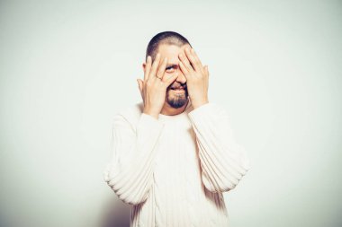 Parmaklarından İzle.