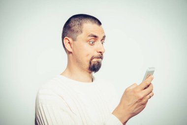 Akıllı telefonu olan bir adam.