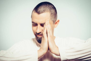 Stüdyoda poz veren adam