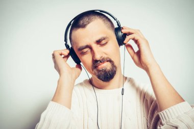 Stüdyoda poz veren adam