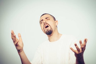 Stüdyoda poz veren adam