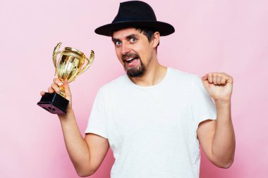 Altın kadehli bir adam