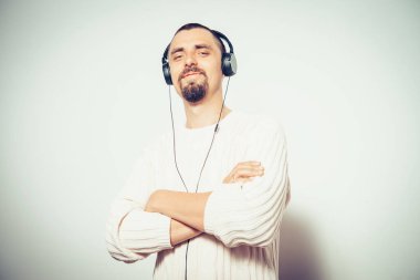 Stüdyoda poz veren adam