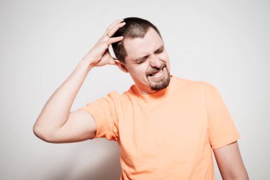 Stüdyoda poz veren adam