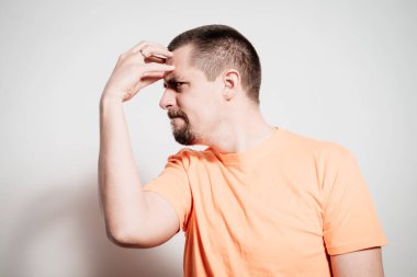 Stüdyoda poz veren adam