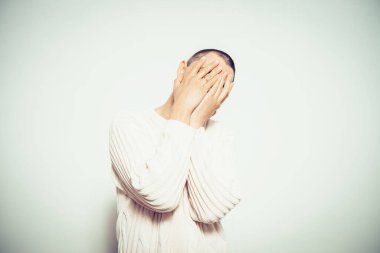 Adam yüzünü kapatıyor.