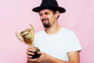 Altın kadehli bir adam