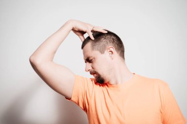 Stüdyoda poz veren adam