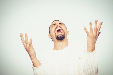 Neşeli, çok mutlu bir adam.