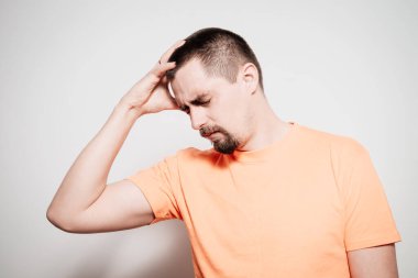 Stüdyoda duyguları olan bir adam