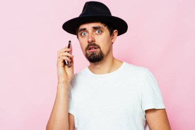 Akıllı telefonu olan bir adam.