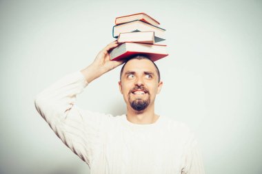 Elinde kitap olan adam.