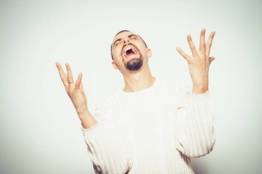 Neşeli, çok mutlu bir adam.