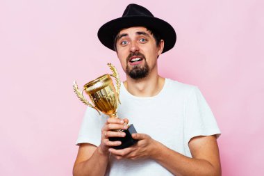 Altın kadehli bir adam