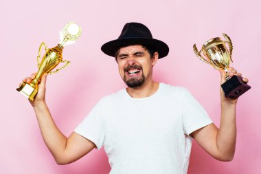 Altın kadehli bir adam