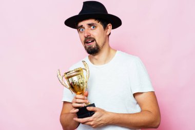 Altın kadehli bir adam