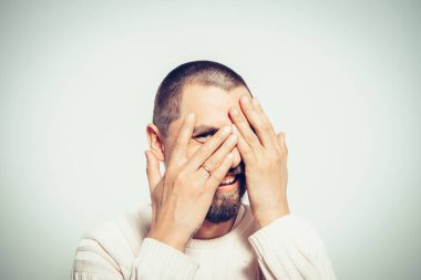 Parmaklarından İzle.