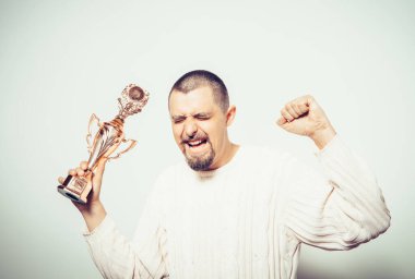 Altın kadehli bir adam