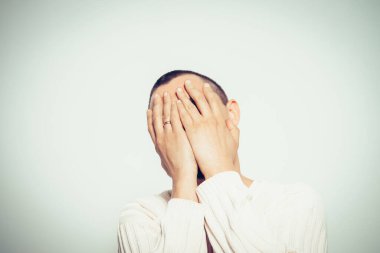 Adam yüzünü kapatıyor.