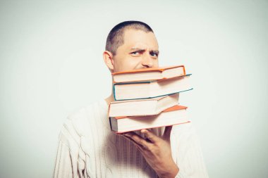 Elinde kitap olan adam.