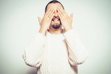 Erkekler gözlerini onun elleriyle kapatır.