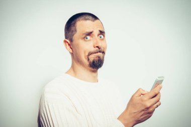 Akıllı telefonu olan bir adam.