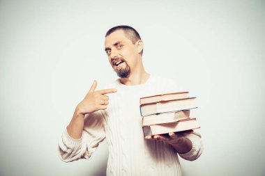 Elinde kitap olan adam.