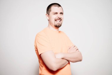 Kollarını kavuşturmuş bir adamın portresi.