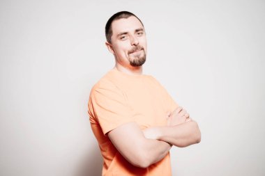 Kollarını kavuşturmuş bir adamın portresi.