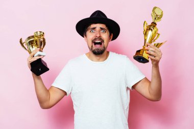 Altın kadehli bir adam