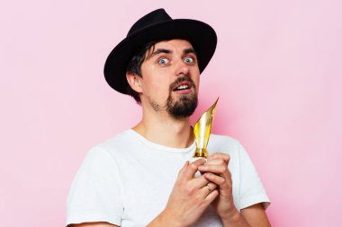 Altın kadehli bir adam