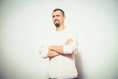 Kollarını kavuşturmuş bir adamın portresi.