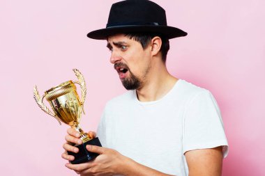 Altın kadehli bir adam